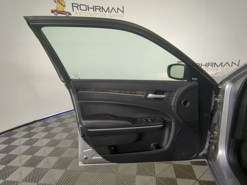Used 2014 Chrysler 300 C RWD image 17