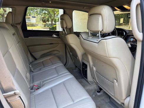 Used 2018 Jeep Grand Cherokee Overland RWD image 10