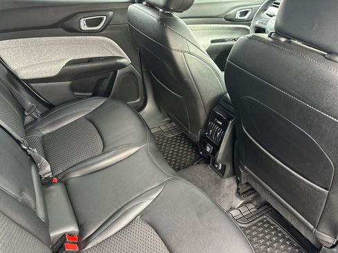 Used 2024 Jeep Compass Latitude image 17