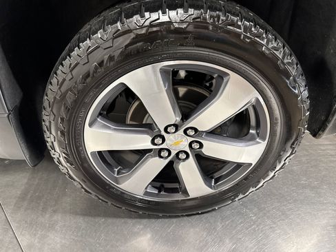 Used 2019 Chevrolet Traverse LT w/ LT Premium Package AWD/4WD image 12
