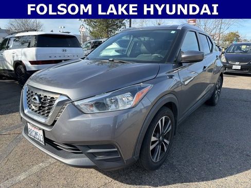 Used 2018 Nissan Kicks SV image 1