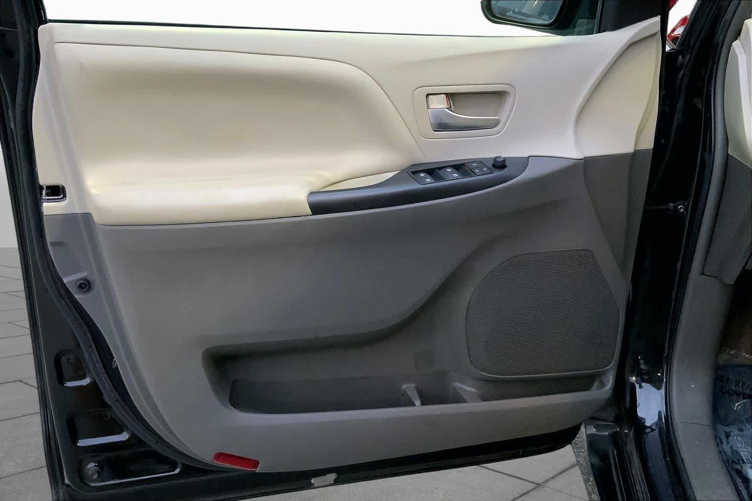 Used 2018 Toyota Sienna LE FWD image 19