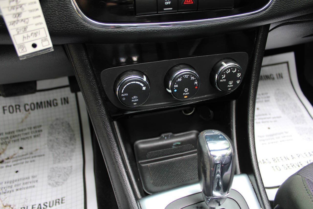 Used 2013 Chrysler 200 Touring FWD image 20