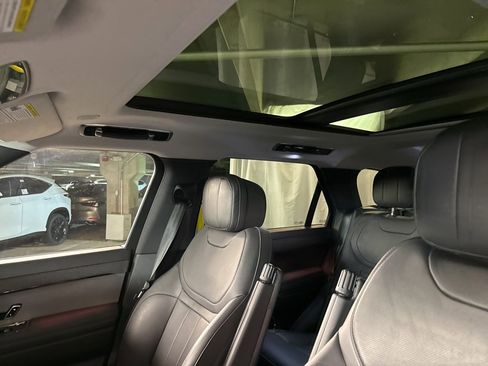 Used 2024 Land Rover Range Rover Sport SE image 12