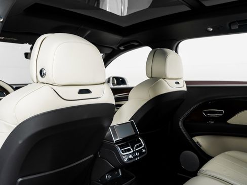 Used 2023 Bentley Bentayga Extended Wheelbase image 36