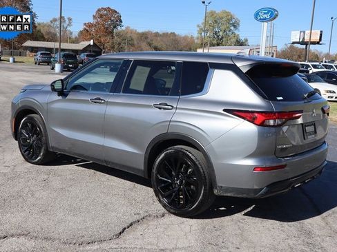 Used 2024 Mitsubishi Outlander SE Black Edition image 17