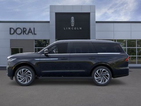 New 2026 Lincoln Navigator Premiere AWD/4WD image 3