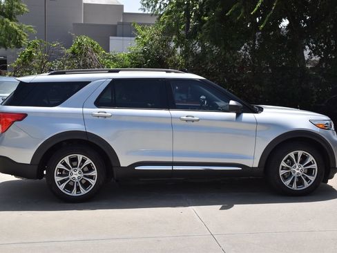 Used 2022 Ford Explorer XLT w/ Equipment Group 202A RWD image 6