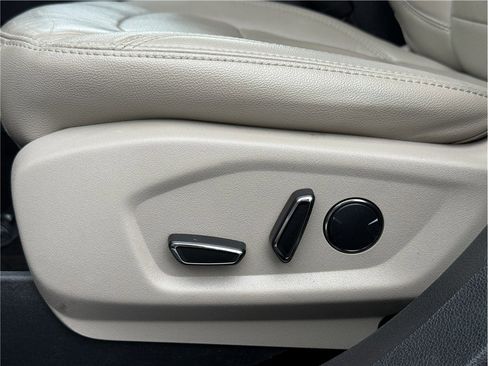 Used 2018 Ford Explorer Limited w/ Ford Safe & Smart Package FWD image 23