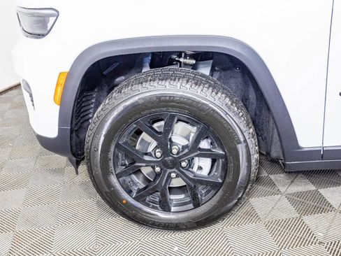 New 2025 Jeep Grand Cherokee Altitude image 39