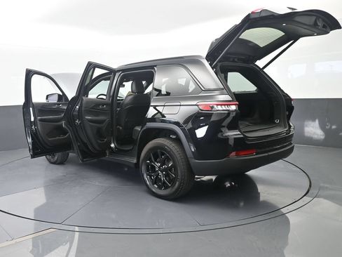 Used 2025 Jeep Grand Cherokee Altitude RWD image 77