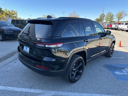 New 2025 Jeep Grand Cherokee Altitude image 30