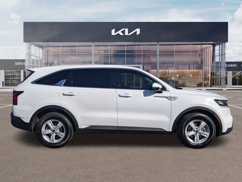 Used 2023 Kia Sorento LX image 3