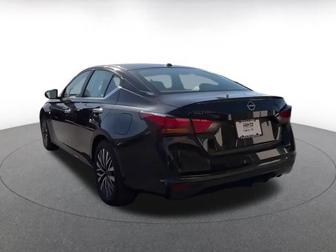 Used 2025 Nissan Altima 2.5 SV FWD image 10