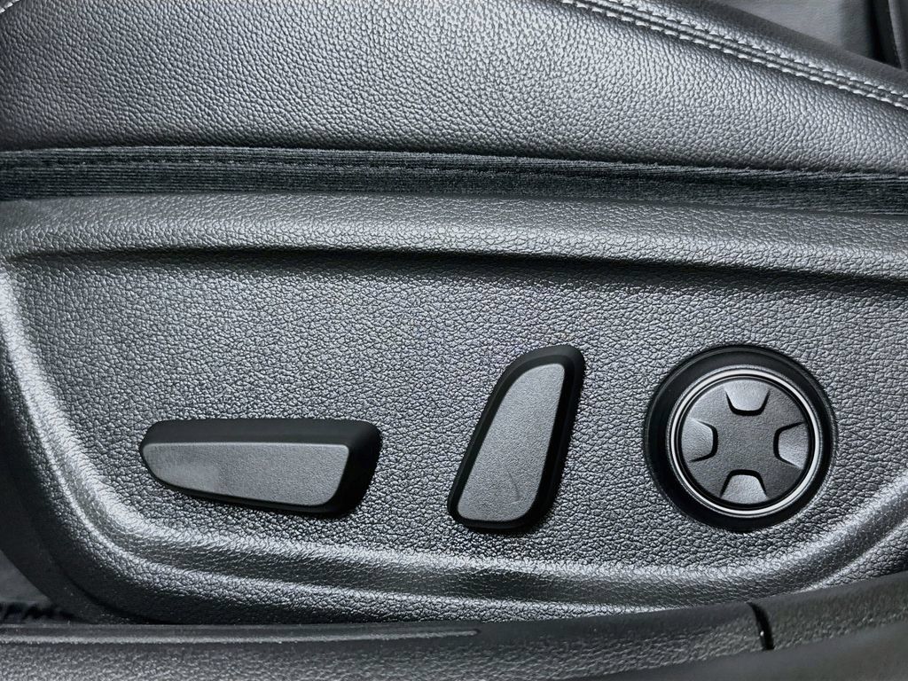 Used 2022 Genesis G70 2.0T AWD/4WD image 19