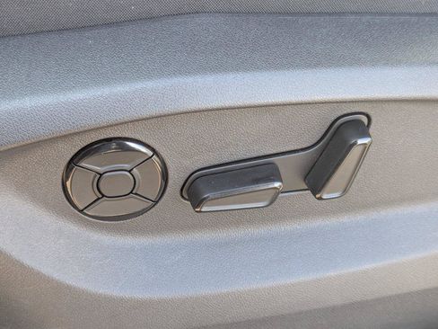 Used 2025 Volkswagen Tiguan SE FWD image 26