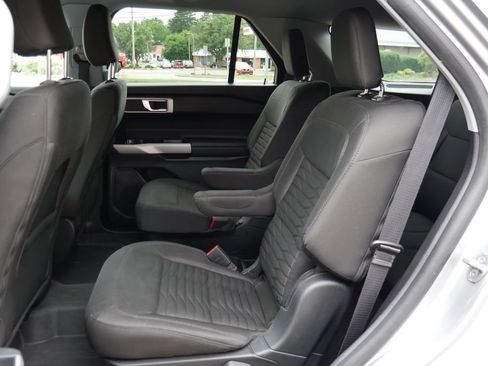 Used 2021 Ford Explorer XLT AWD/4WD image 13
