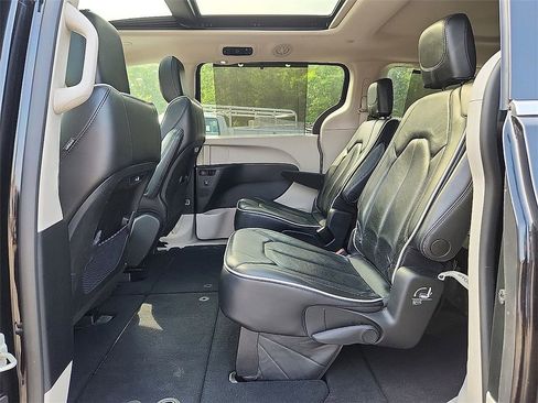 Used 2023 Chrysler Pacifica Limited FWD image 10