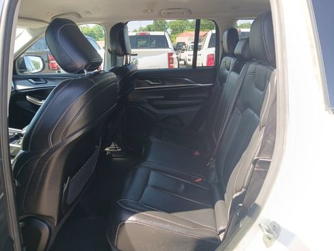 Used 2023 Jeep Grand Cherokee Limited w/ Black Appearance Package AWD/4WD image 36