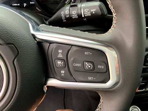 Used 2025 Jeep Wrangler Sahara image 24