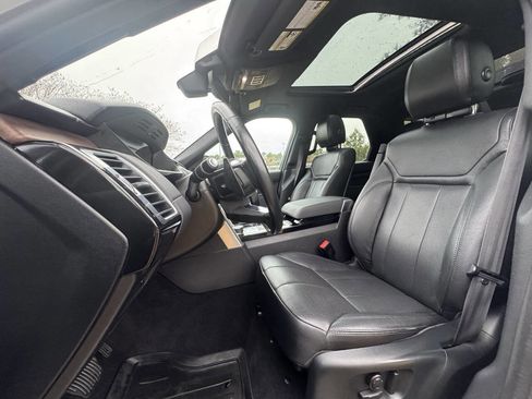 Used 2018 Land Rover Discovery HSE image 14