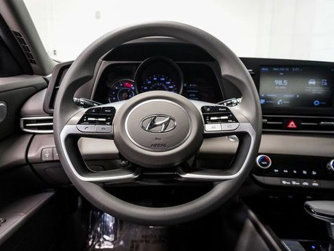 Used 2022 Hyundai Elantra SEL image 12