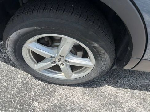 Used 2019 Ford Explorer XLT FWD image 5