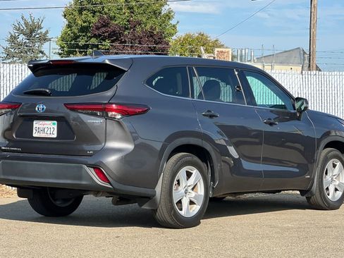 Used 2022 Toyota Highlander LE AWD/4WD image 3