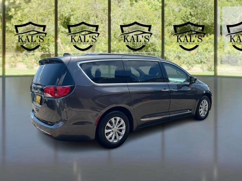 Used 2019 Chrysler Pacifica Touring-L FWD image 5
