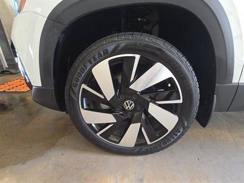 Used 2024 Volkswagen Taos SEL AWD/4WD image 28