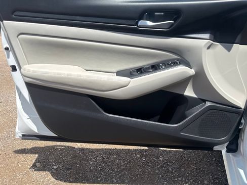 Used 2025 Nissan Altima 2.5 SV FWD image 11