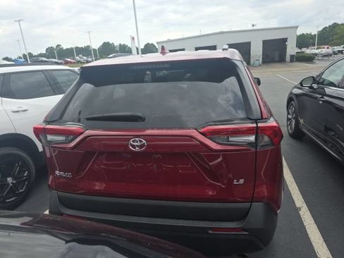 Used 2019 Toyota RAV4 LE FWD image 5