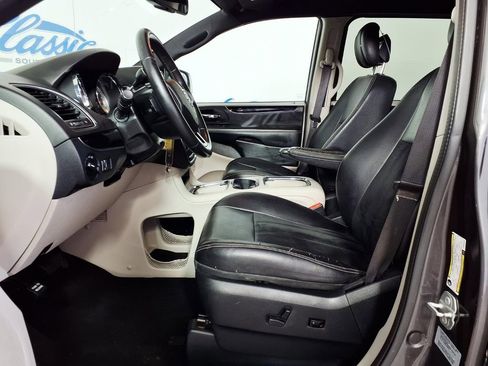 Used 2017 Dodge Grand Caravan SXT FWD image 8