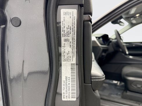 Used 2023 Jeep Grand Cherokee Laredo image 21