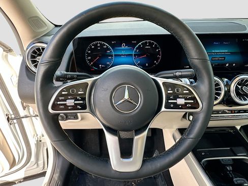 Used 2022 Mercedes-Benz GLB 250 4MATIC image 11