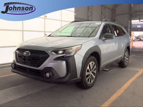 Used 2025 Subaru Outback Premium AWD/4WD image 1
