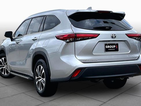 Used 2022 Toyota Highlander XLE FWD image 12