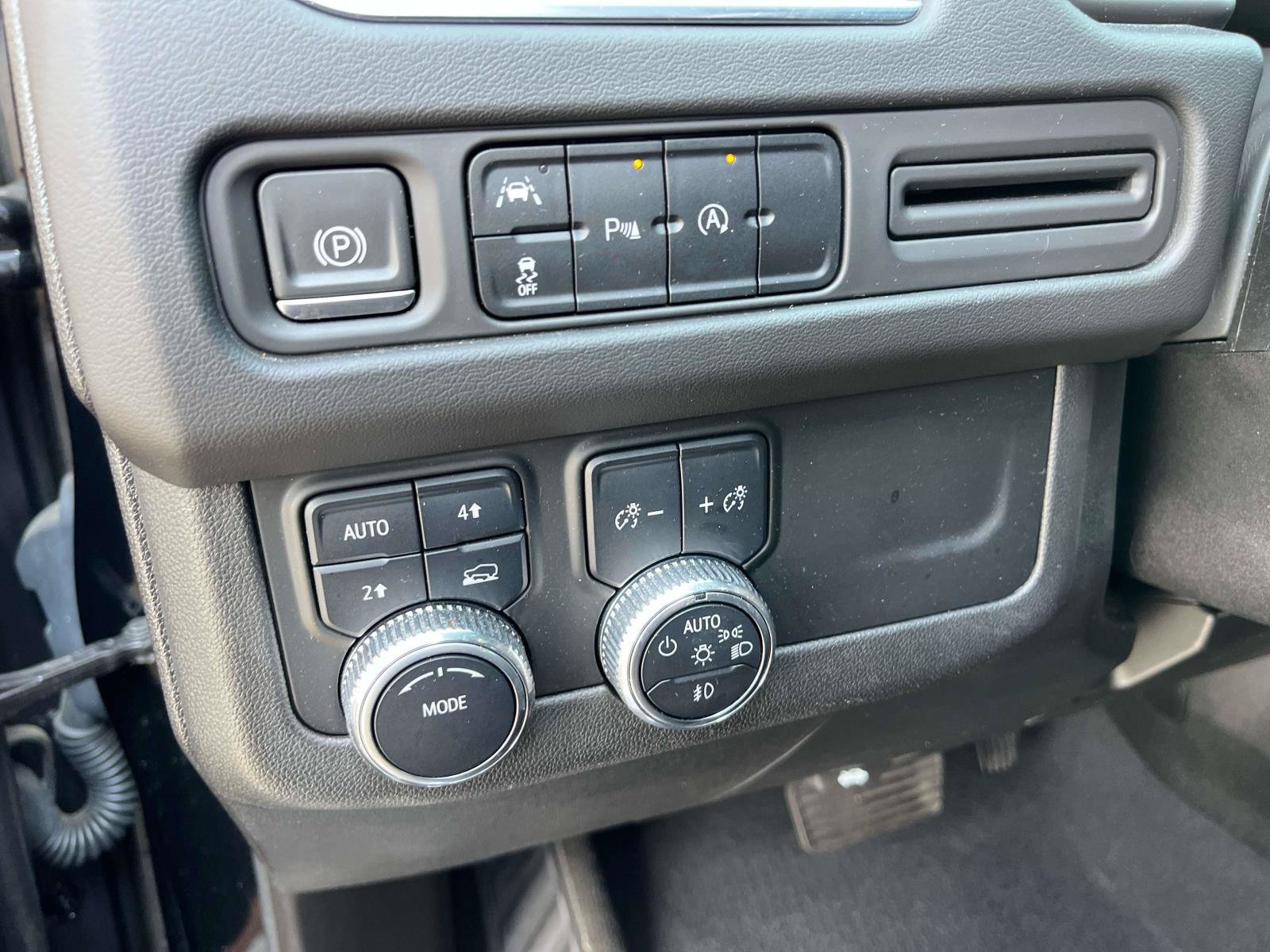 Used 2023 GMC Yukon SLT AWD/4WD image 32