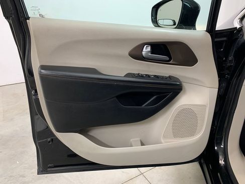 Used 2017 Chrysler Pacifica Touring-L FWD image 16