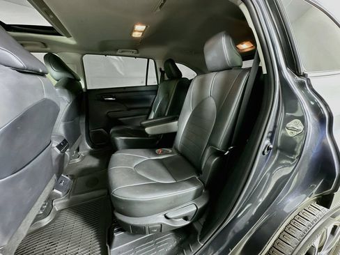 Used 2021 Toyota Highlander XLE FWD image 29