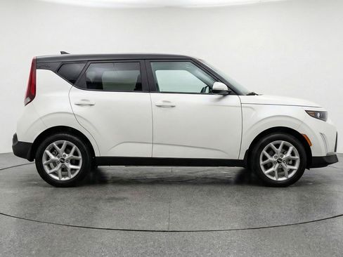 Used 2025 Kia Soul LX w/ LX Technology Package FWD image 11