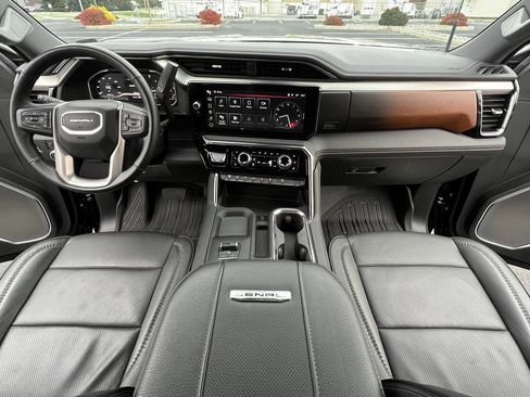 Used 2025 GMC Sierra 2500 Denali image 4