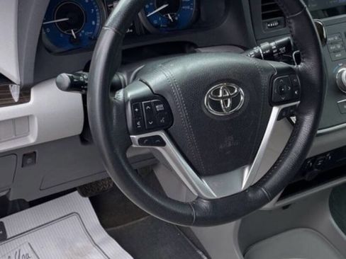 Used 2018 Toyota Sienna XLE FWD image 14