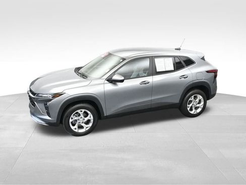 Used 2025 Chevrolet Trax LS w/ LS Convenience Package FWD image 33