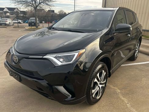 Used 2018 Toyota RAV4 LE image 1