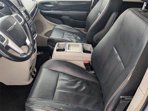 Used 2014 Chrysler Town & Country Touring image 10
