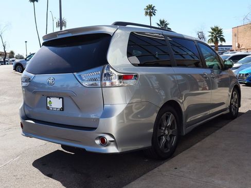 Used 2017 Toyota Sienna SE Premium image 13