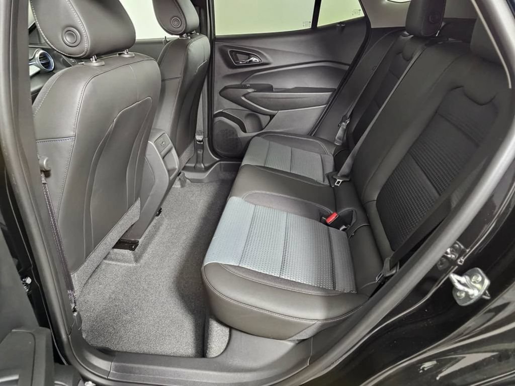 Used 2026 Chevrolet Trax LT w/ LT Convenience Package FWD image 17