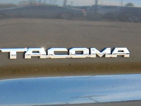 Used 2020 Toyota Tacoma SR5 w/ Technology Package image 7