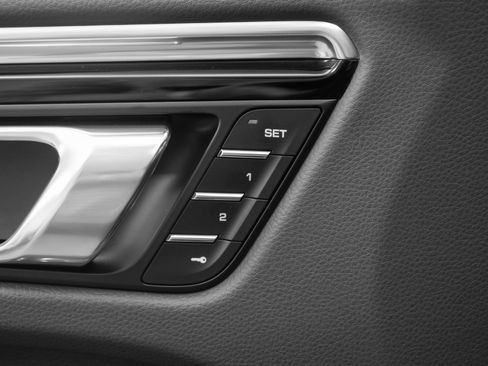 Used 2025 Porsche Macan image 25